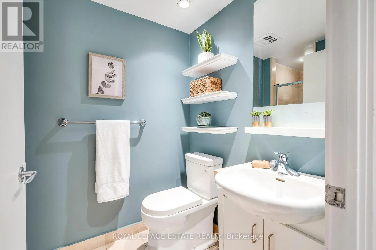402 - 218 QUEENS QUAY W