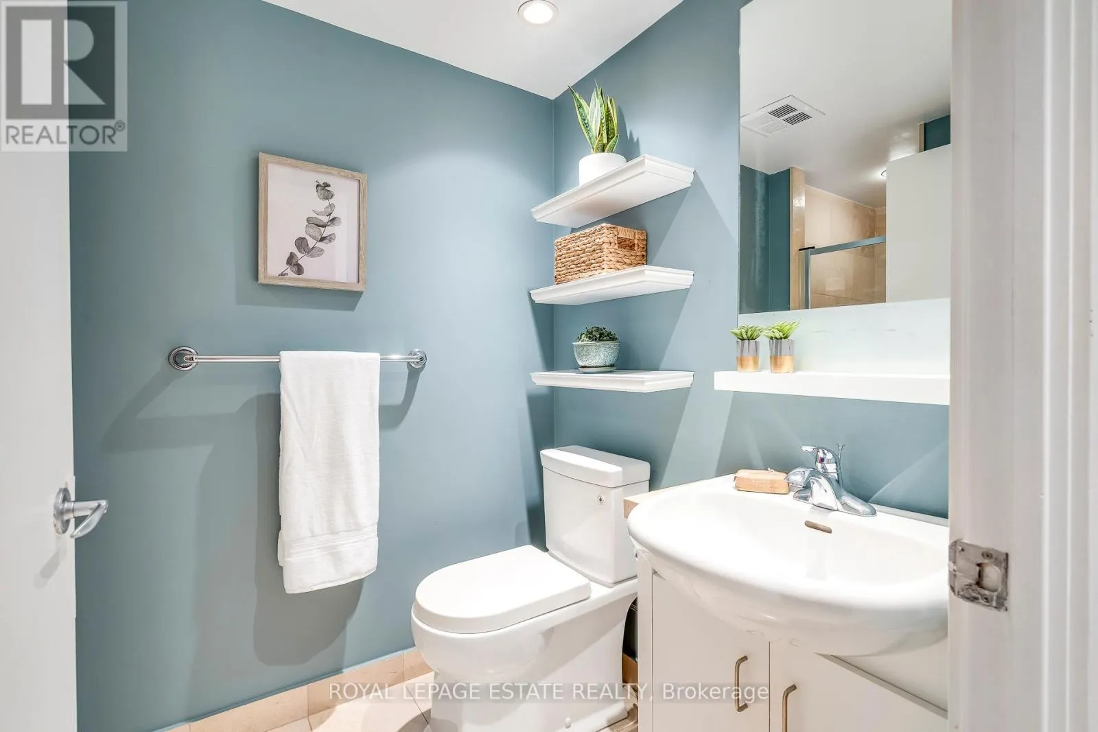 402 - 218 QUEENS QUAY W