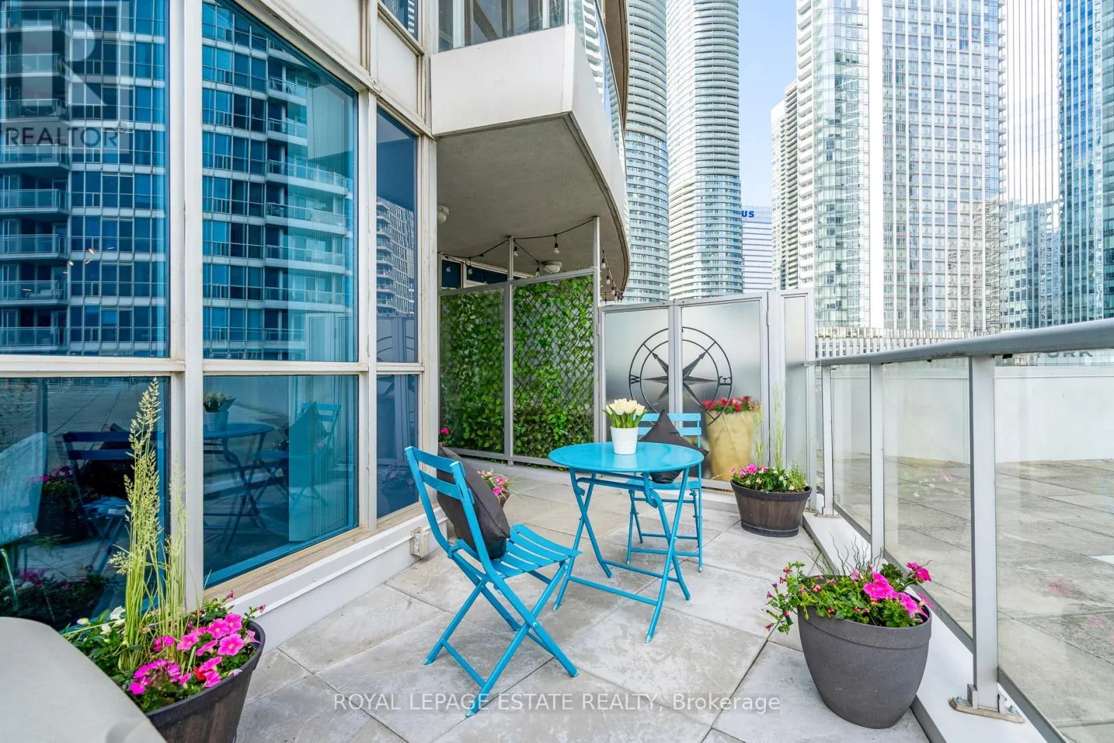 402 - 218 QUEENS QUAY W