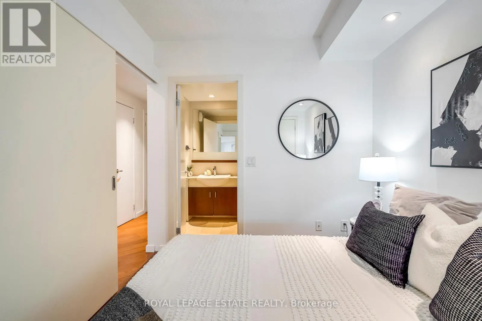 402 - 218 QUEENS QUAY W