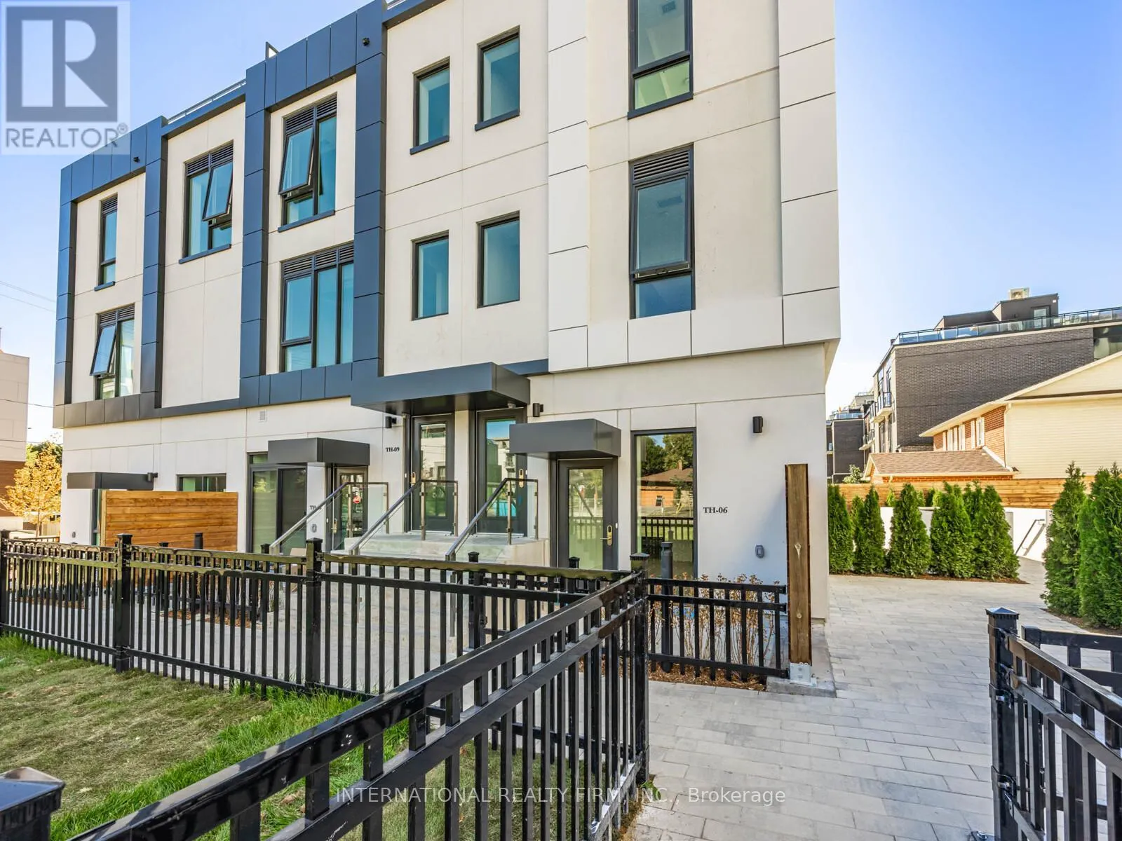 TH-06 - 20 DERVOCK CRESCENT NW