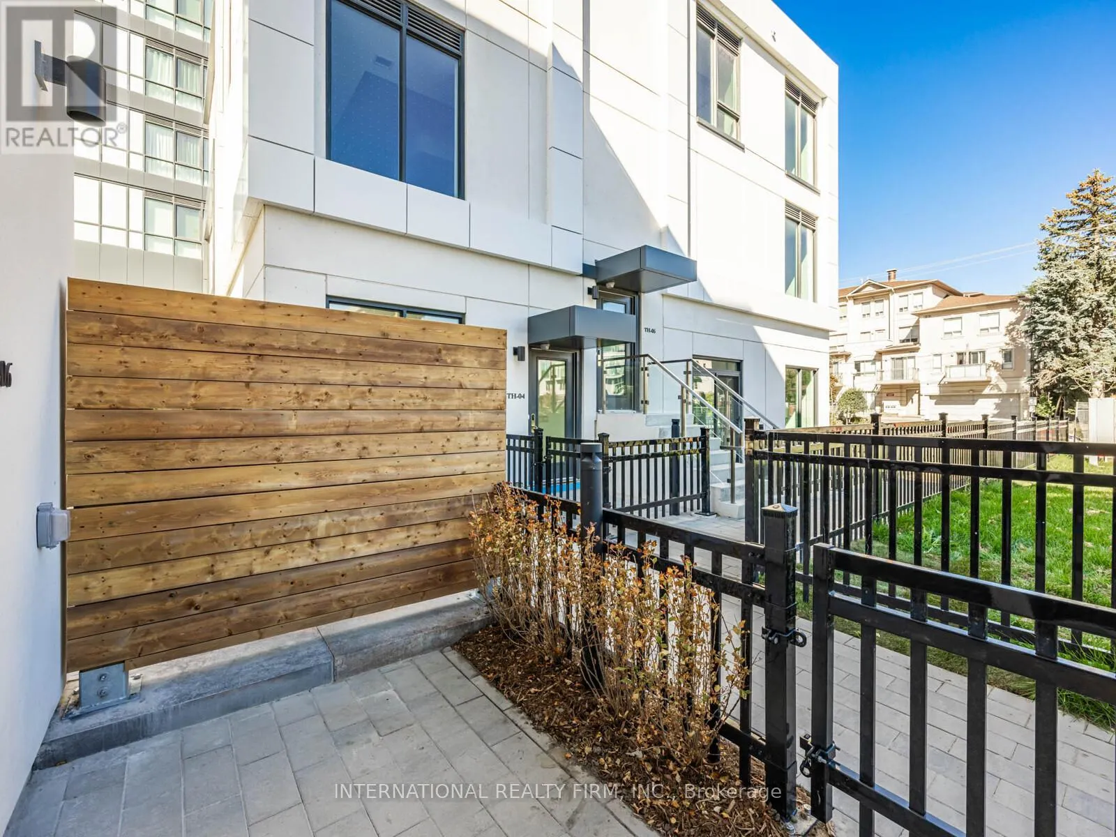 TH-06 - 20 DERVOCK CRESCENT NW