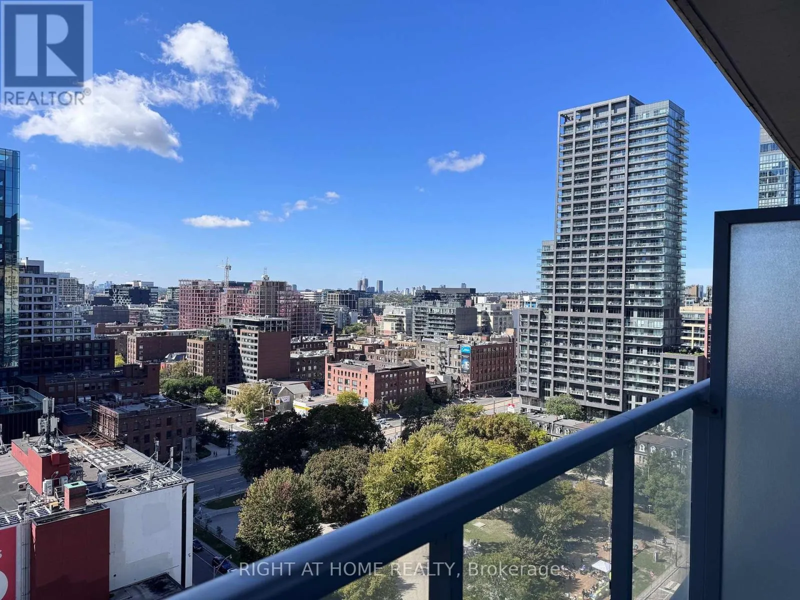 1812 - 352 FRONT STREET W
