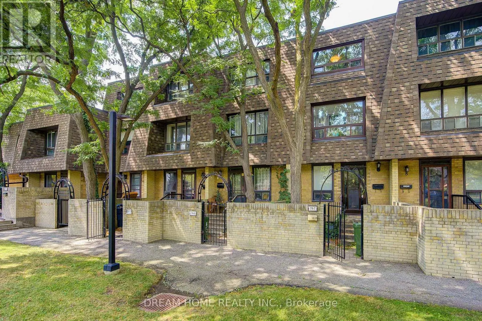 6 - 74 UPPER CANADA DRIVE