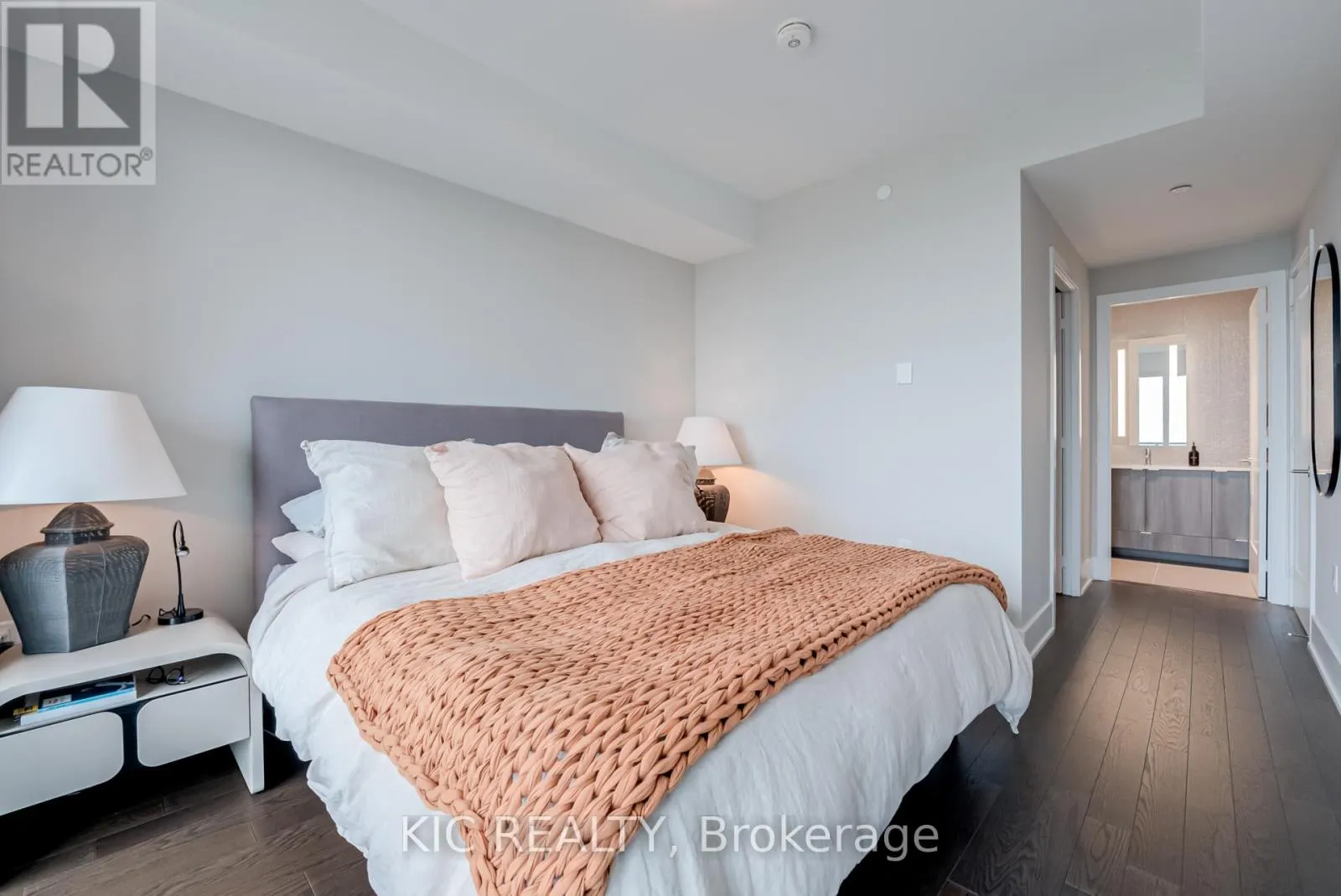 3923 - 585 BLOOR STREET E
