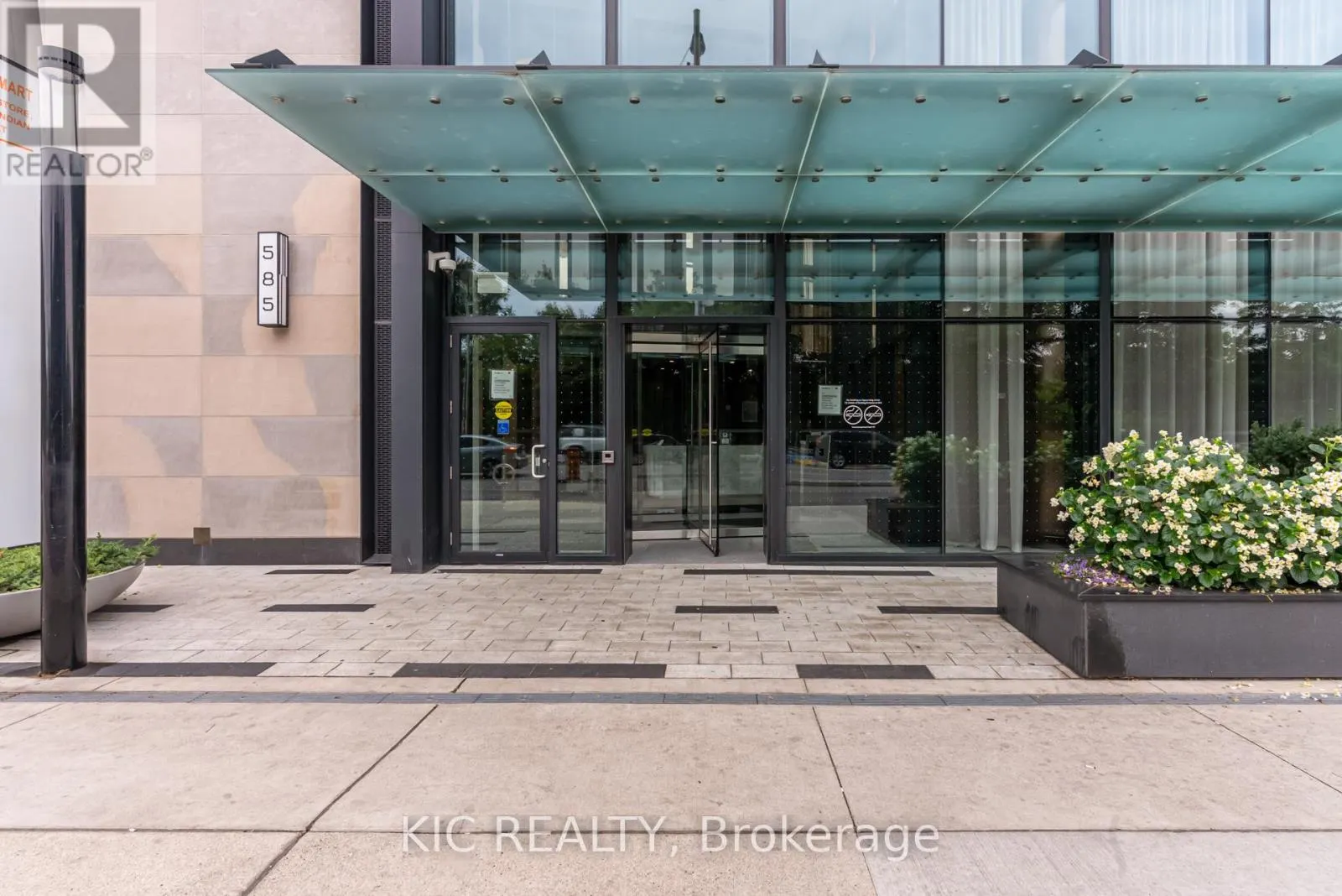 3923 - 585 BLOOR STREET E