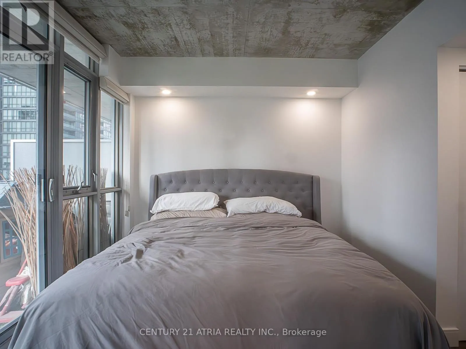 902 - 375 KING STREET W