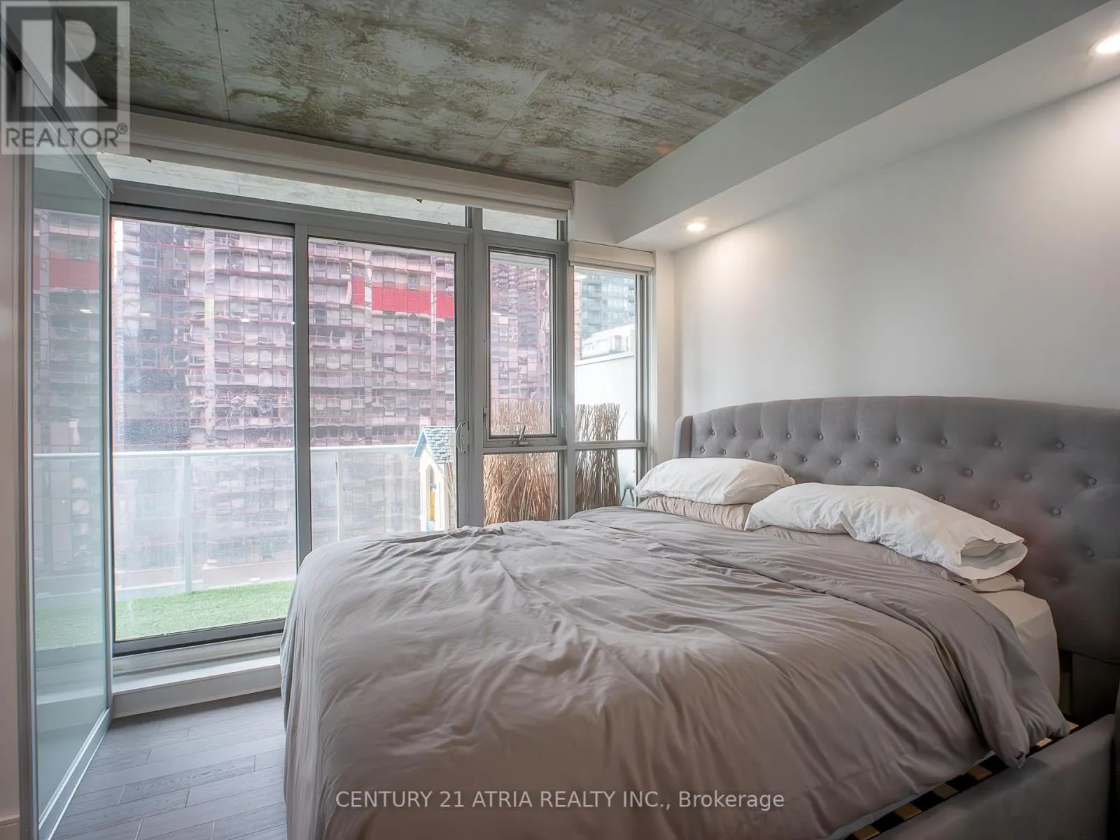 902 - 375 KING STREET W