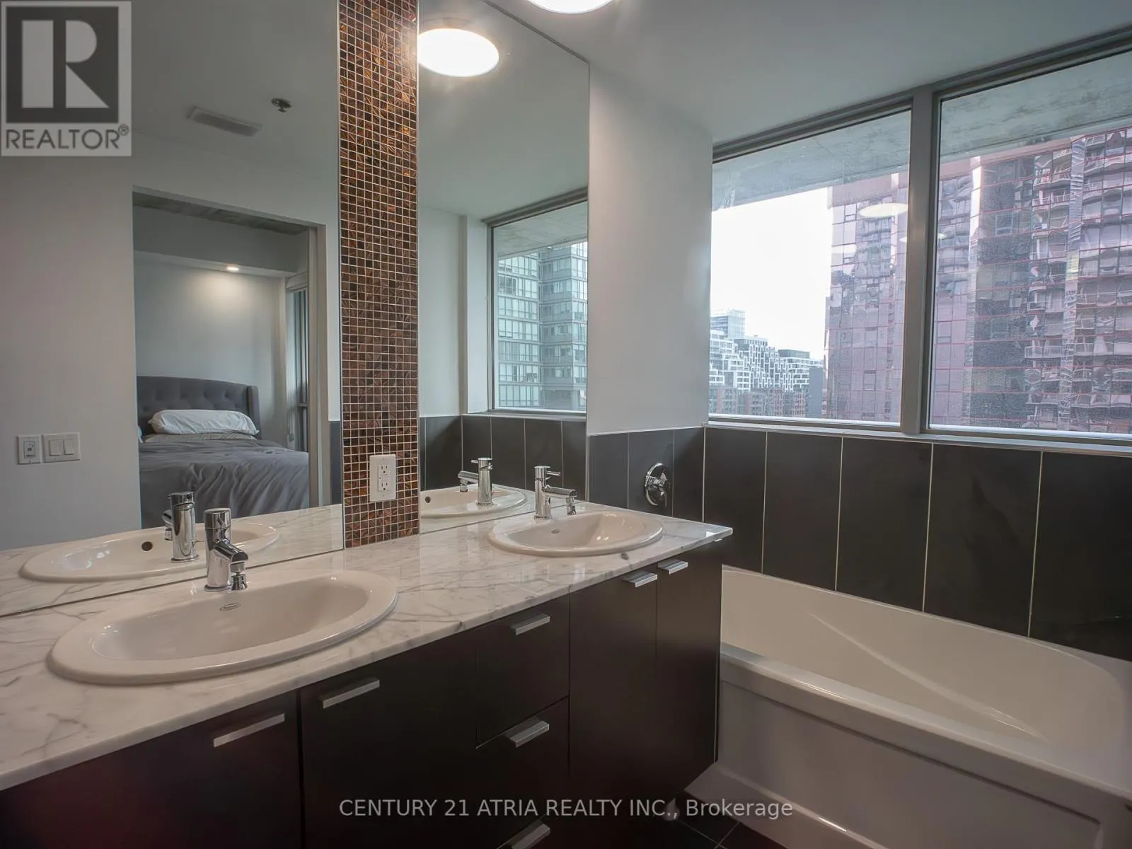 902 - 375 KING STREET W