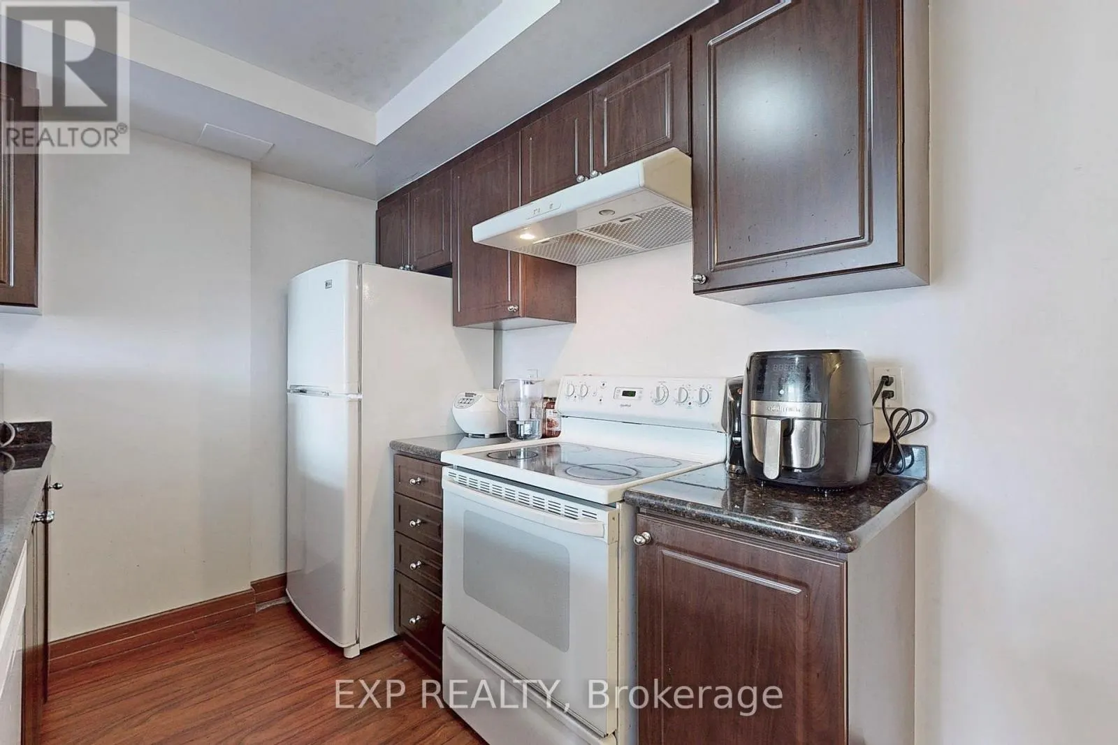 PH6 - 15 MAPLEWOOD AVENUE