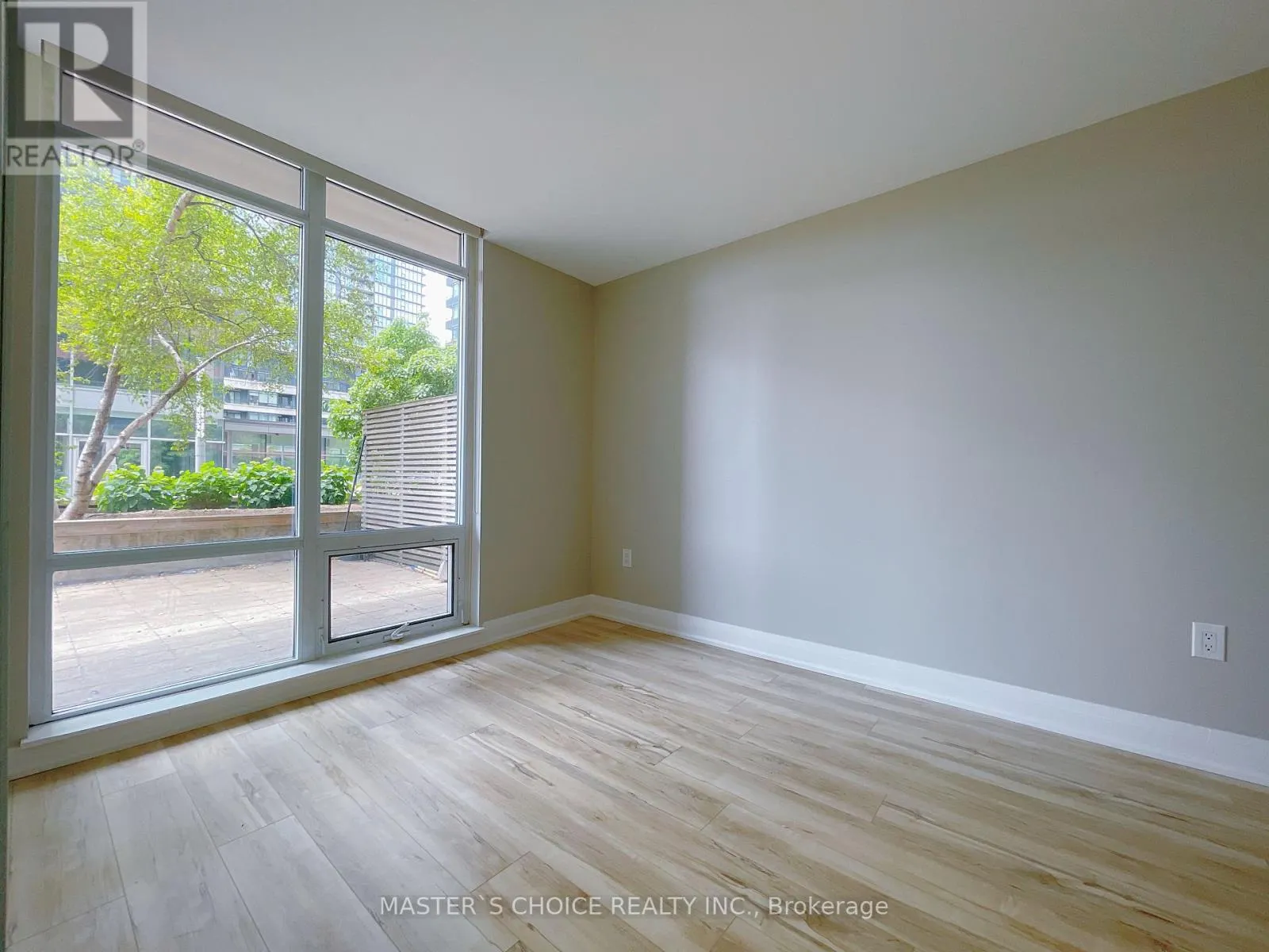 220 - 4K SPADINA AVENUE