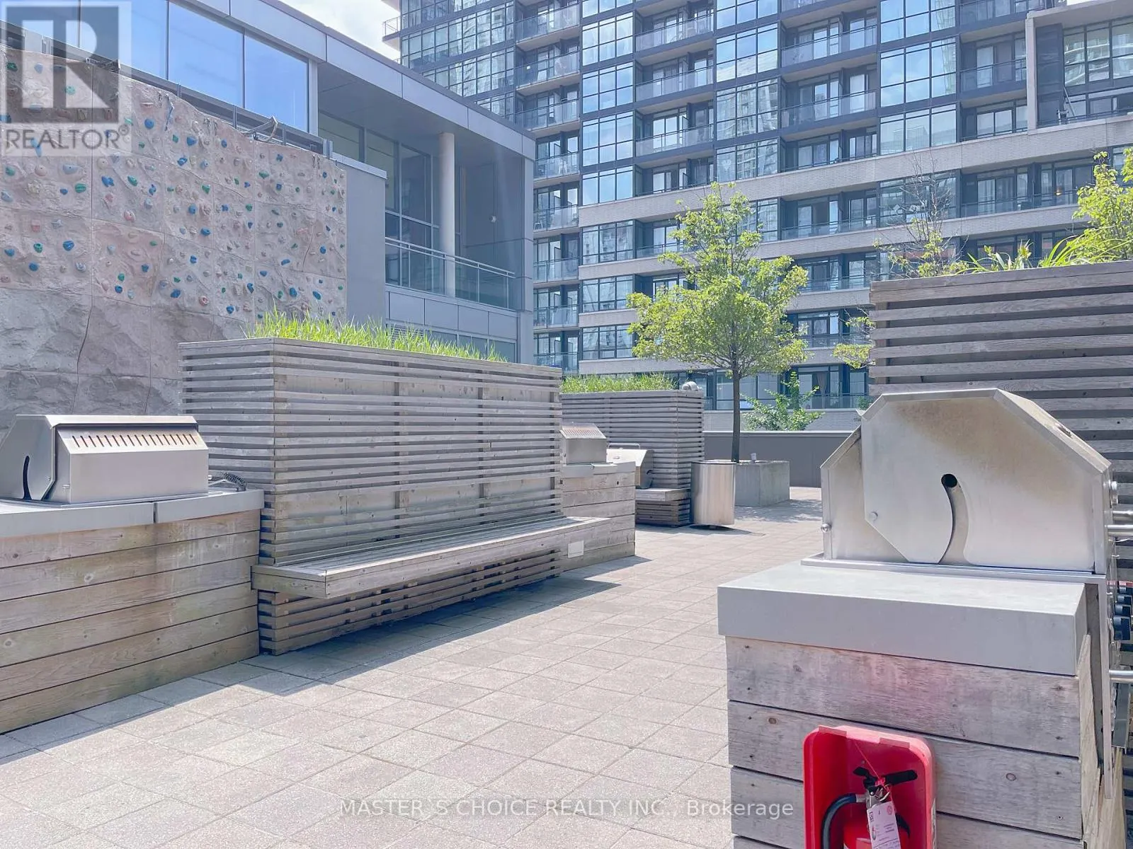 220 - 4K SPADINA AVENUE