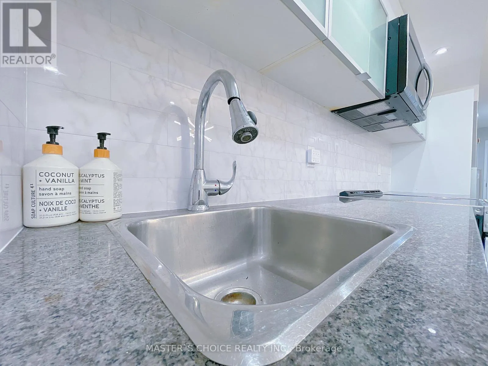 220 - 4K SPADINA AVENUE
