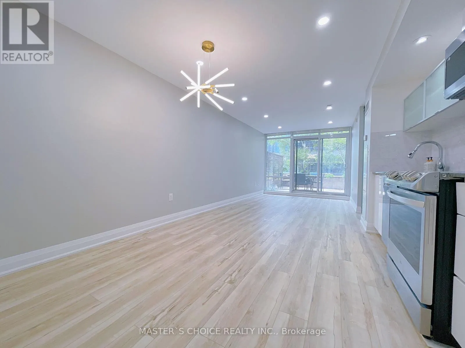 220 - 4K SPADINA AVENUE