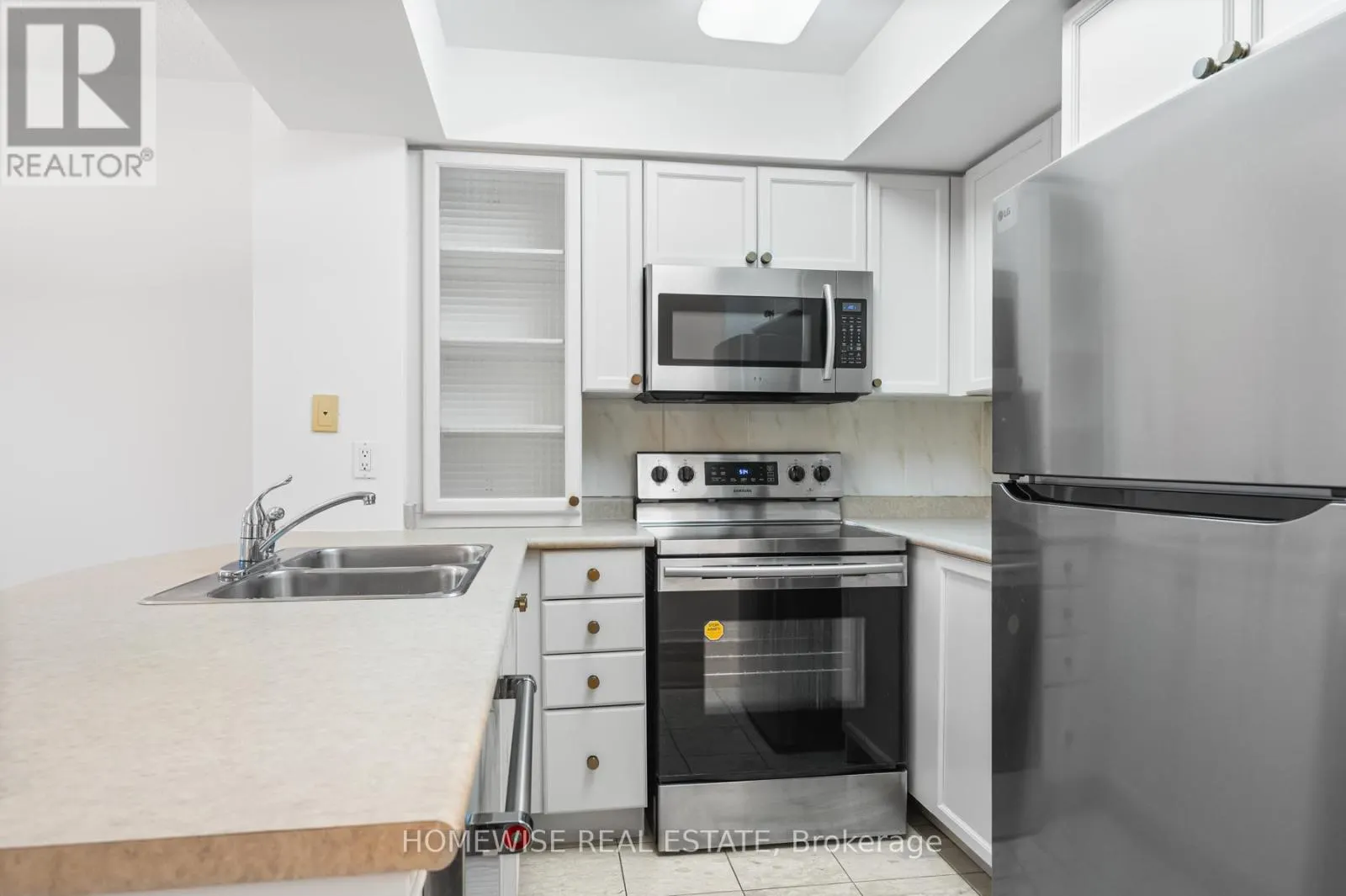 601 - 388 BLOOR STREET E