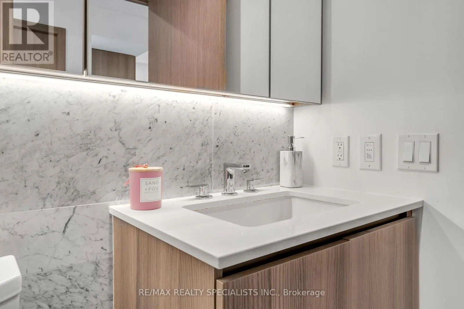 1109 - 19 BATHURST STREET