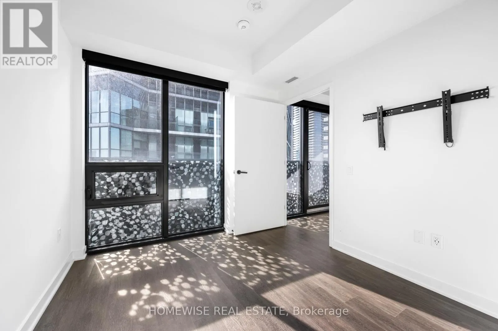 4506 - 55 CHARLES STREET E