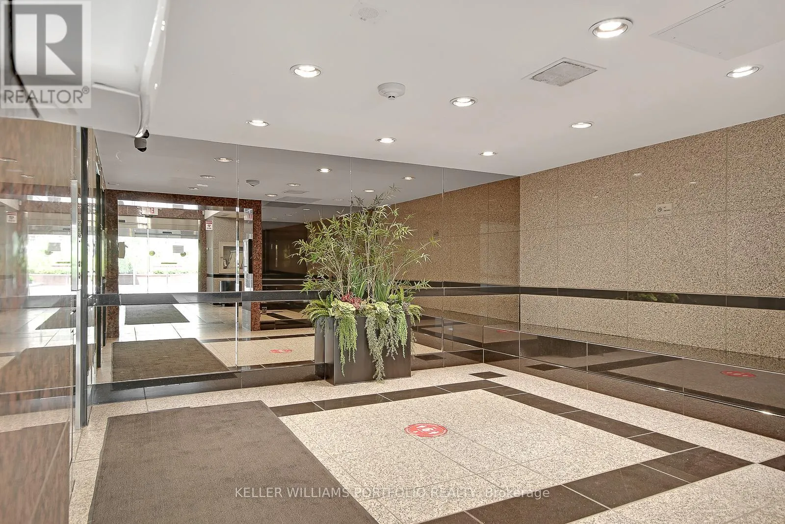 1704 - 914 YONGE STREET