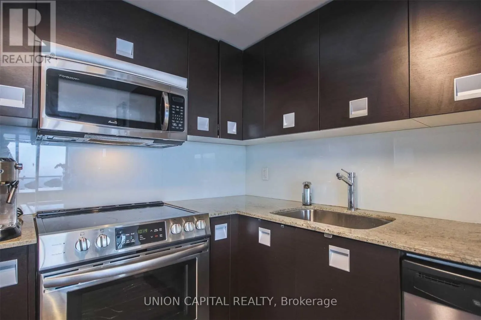 3905 - 33 CHARLES STREET E