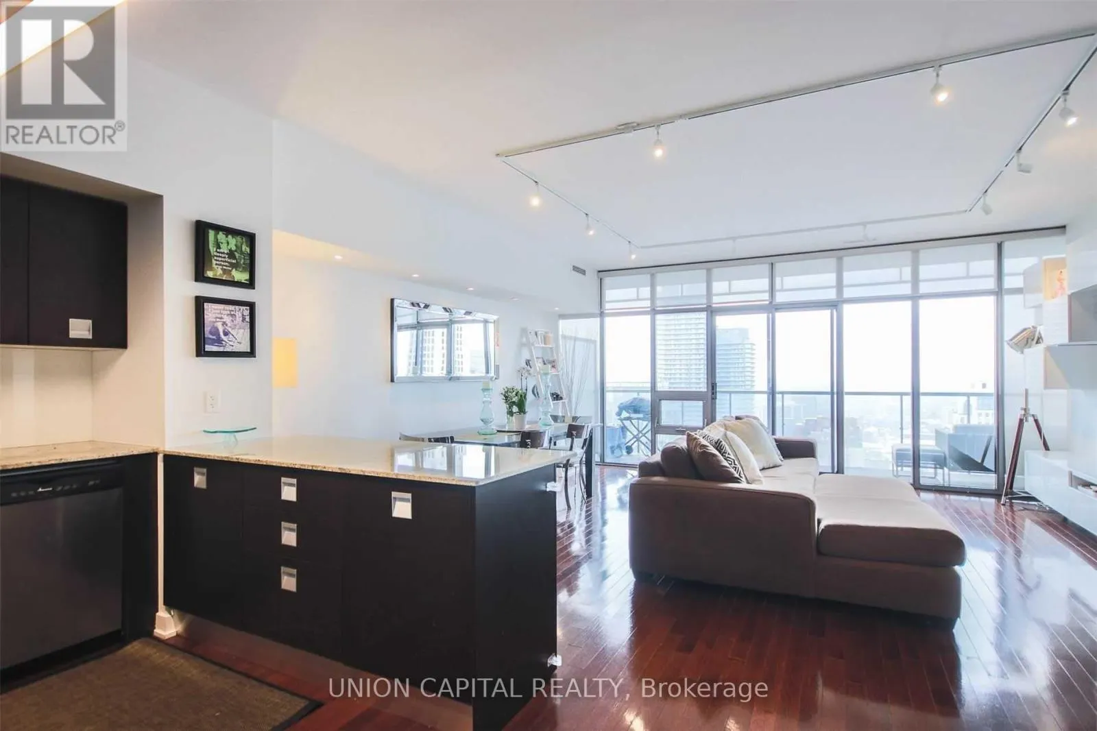 3905 - 33 CHARLES STREET E
