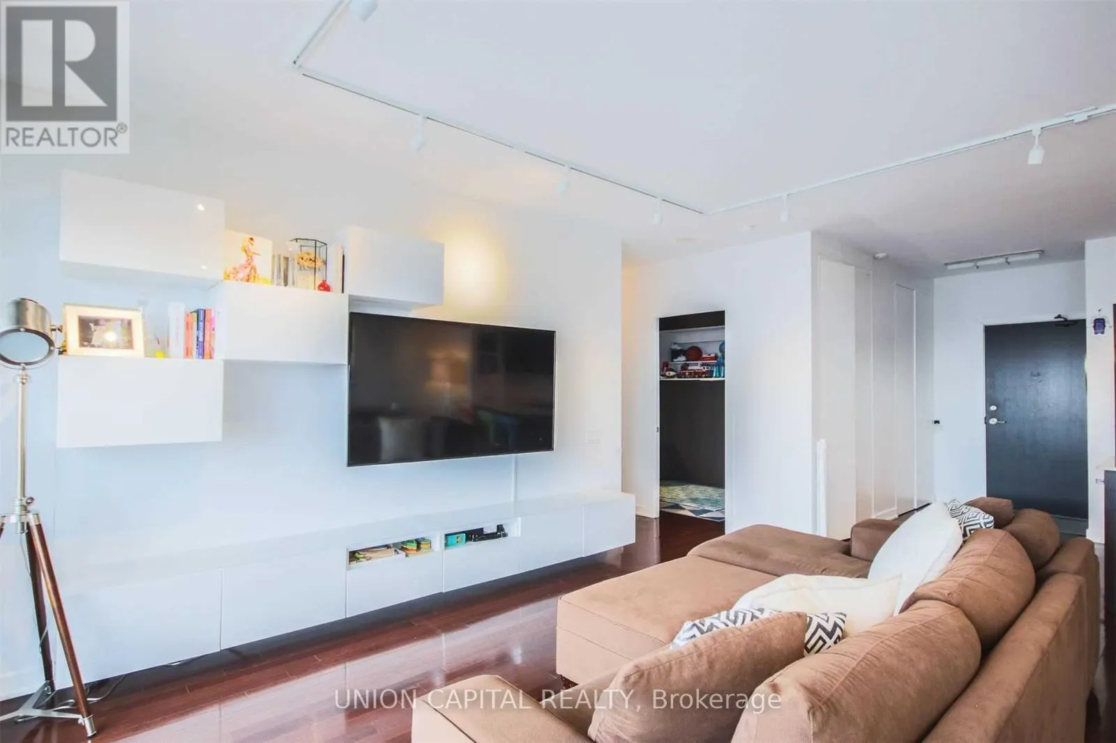 3905 - 33 CHARLES STREET E