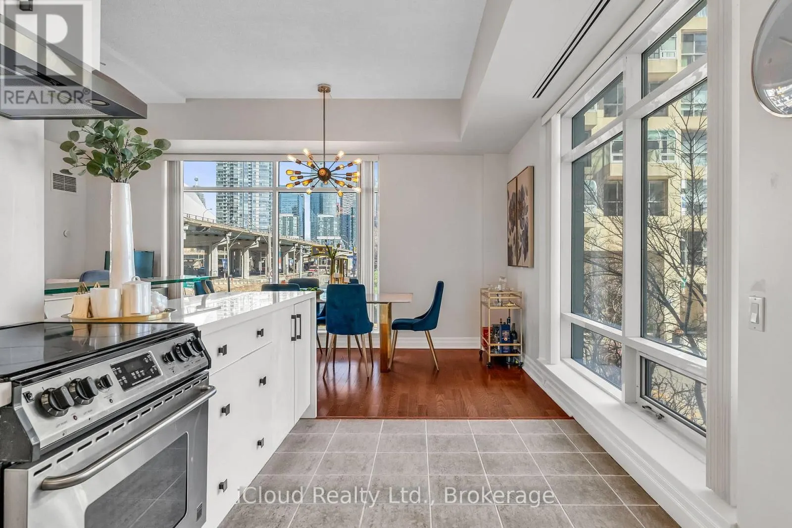 210E - 500 QUEENS QUAY W