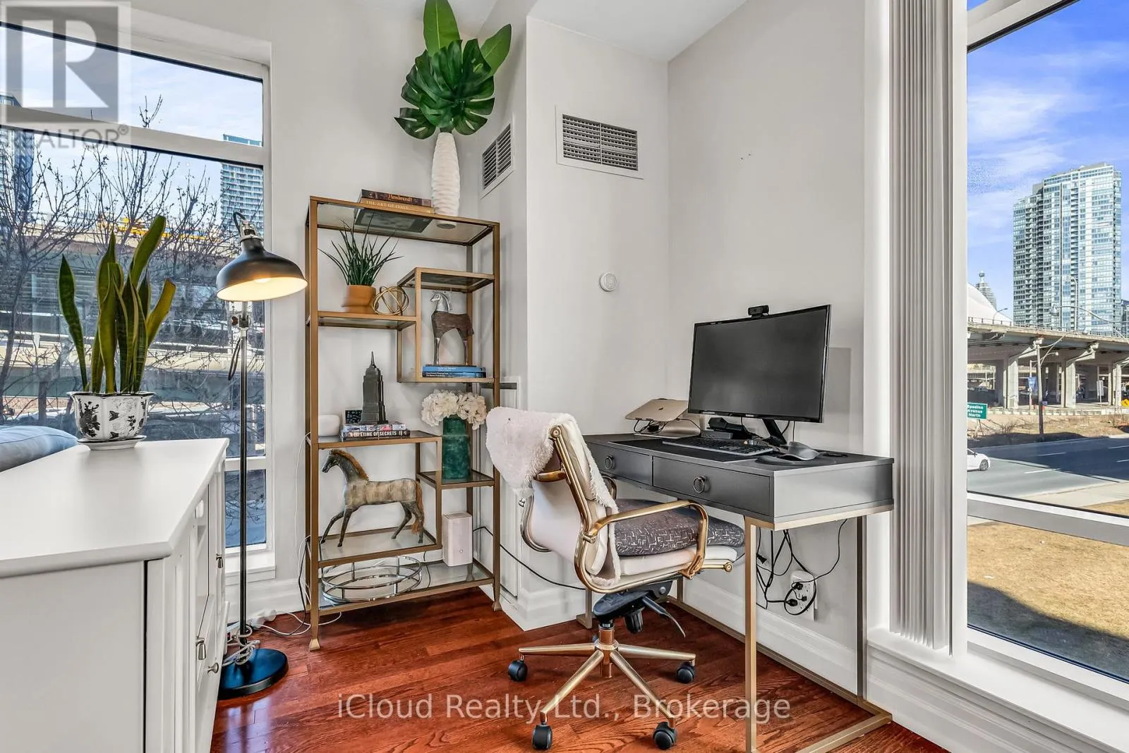 210E - 500 QUEENS QUAY W