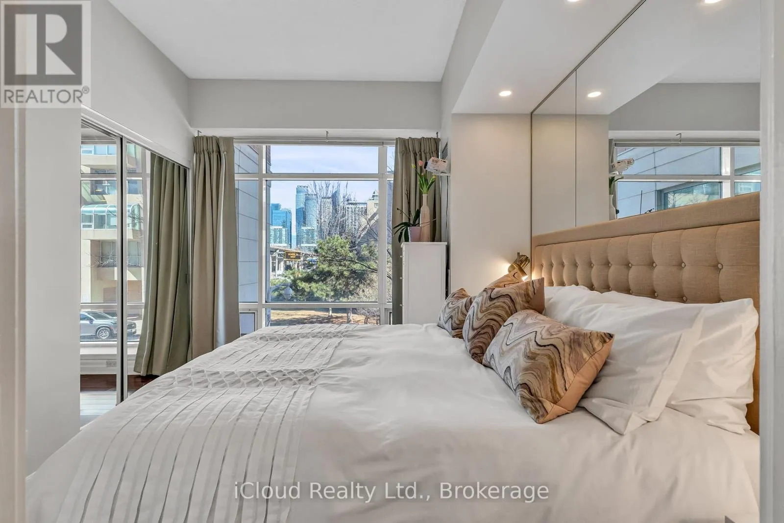 210E - 500 QUEENS QUAY W