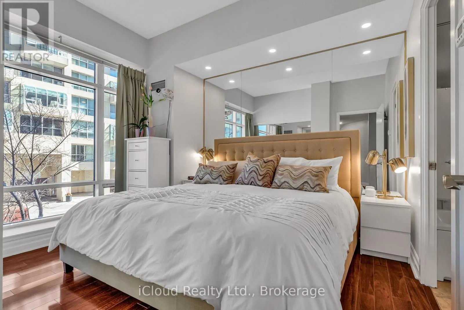 210E - 500 QUEENS QUAY W