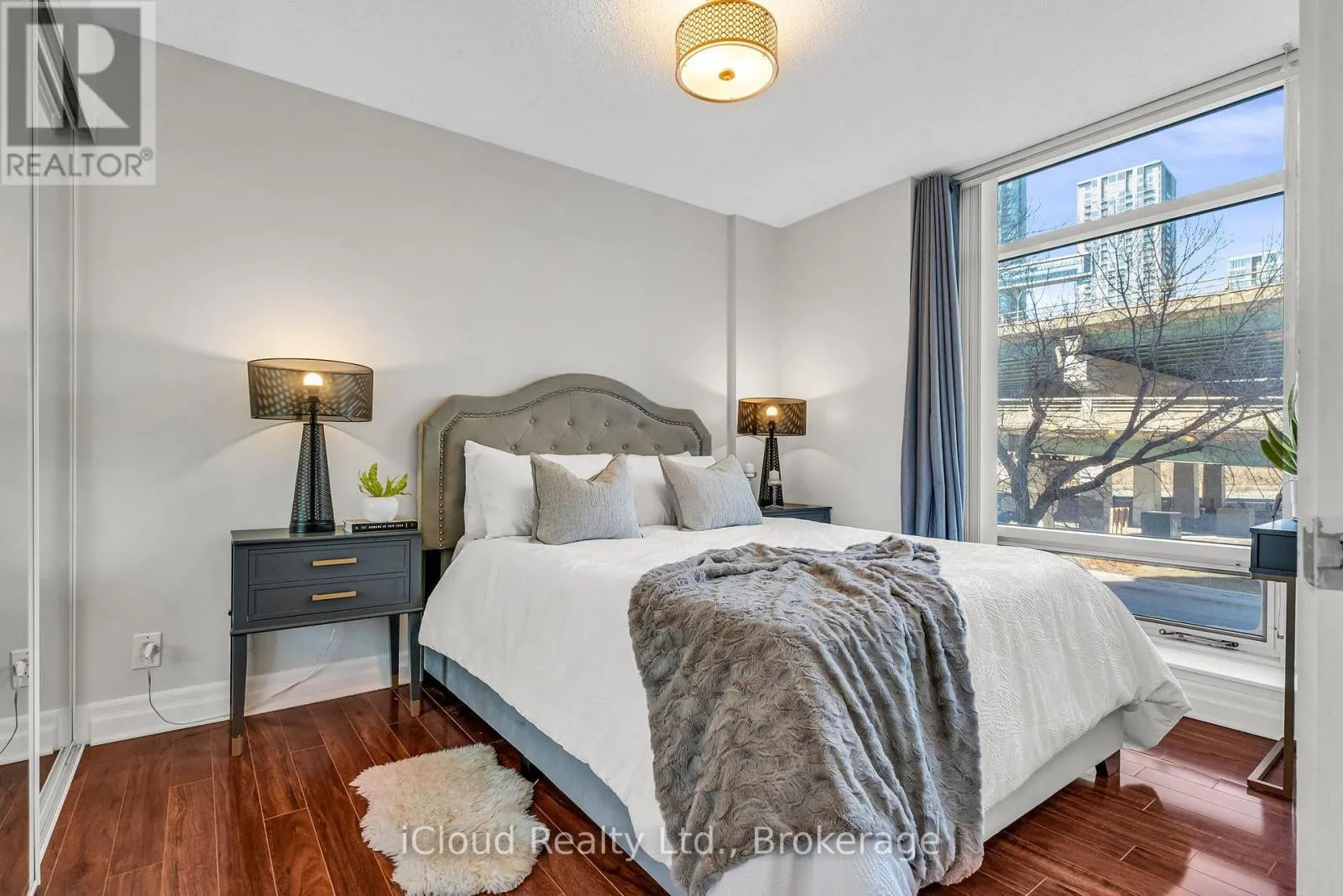 210E - 500 QUEENS QUAY W