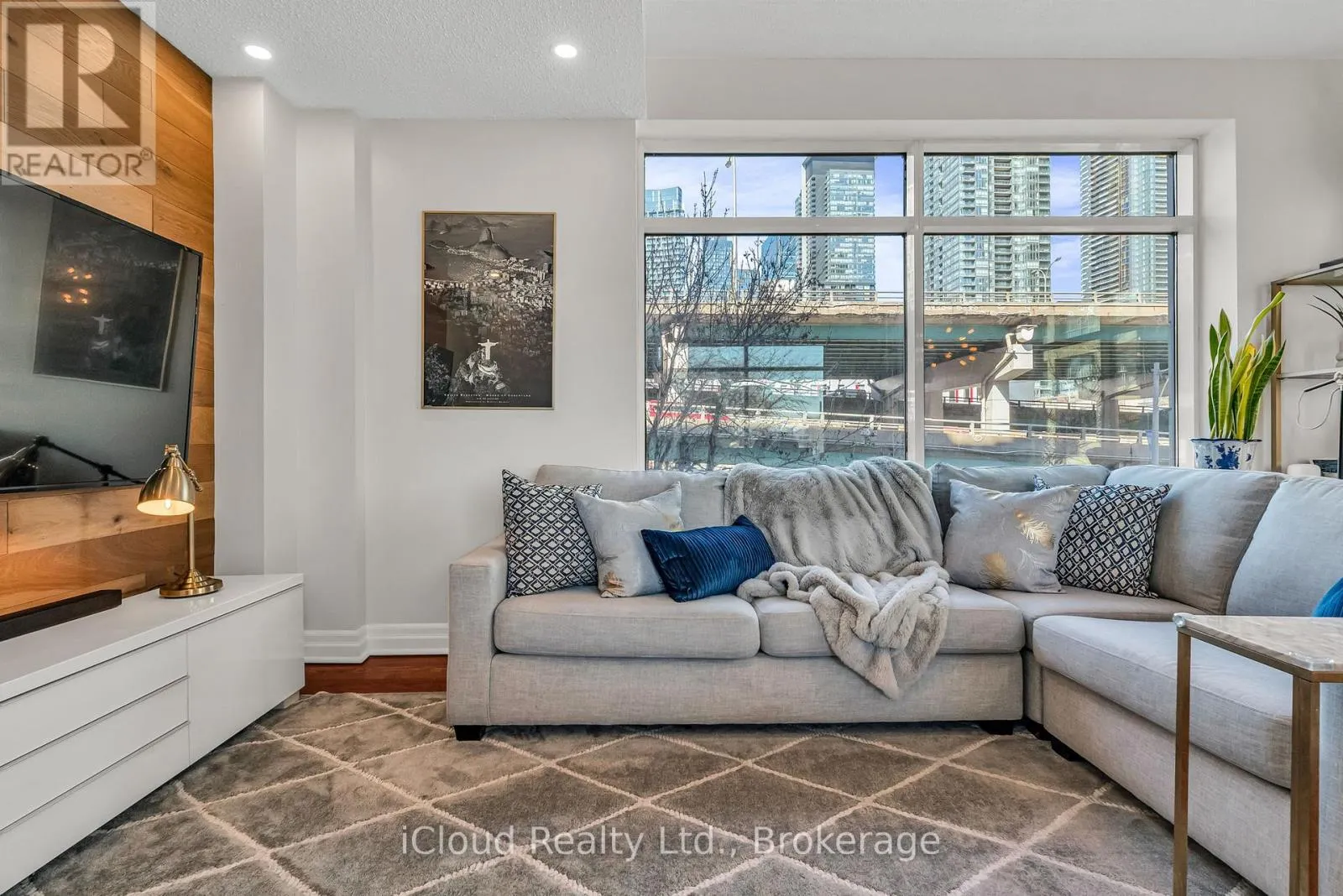 210E - 500 QUEENS QUAY W