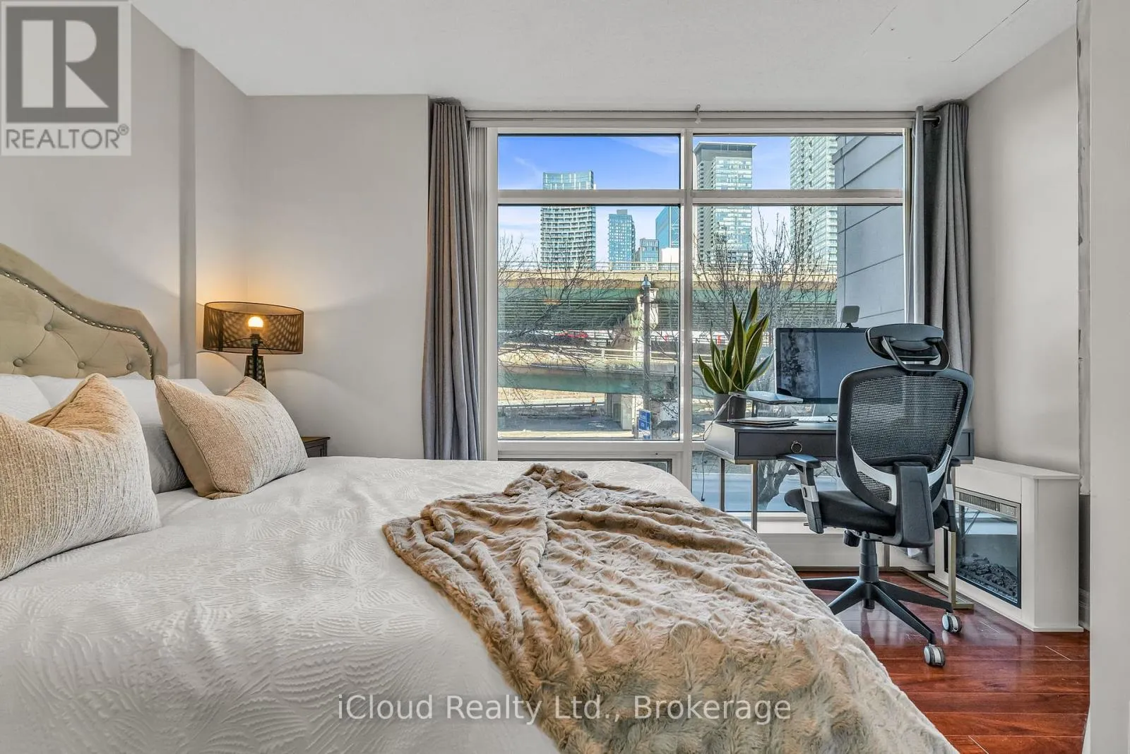 210E - 500 QUEENS QUAY W