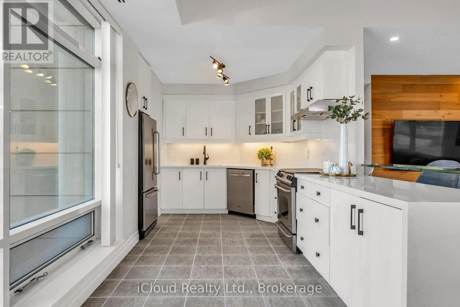 210E - 500 QUEENS QUAY W