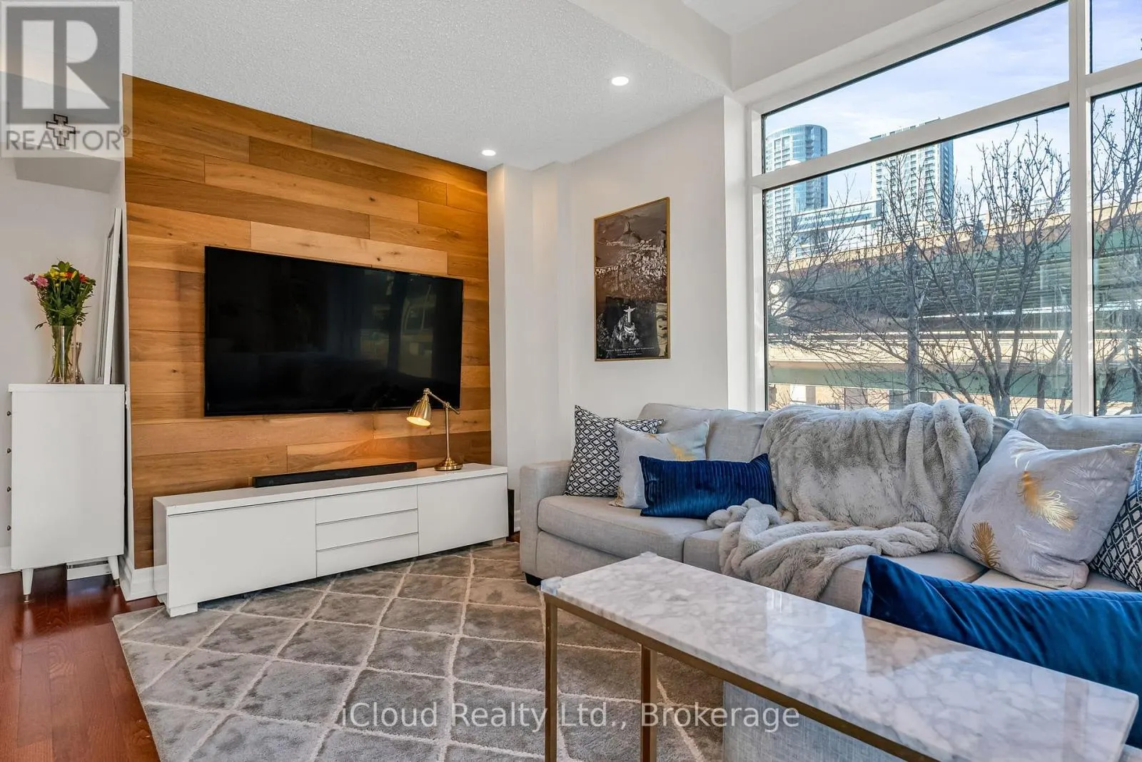 210E - 500 QUEENS QUAY W