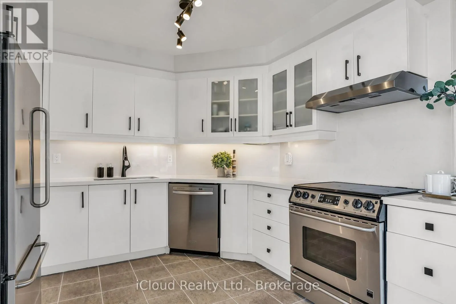 210E - 500 QUEENS QUAY W