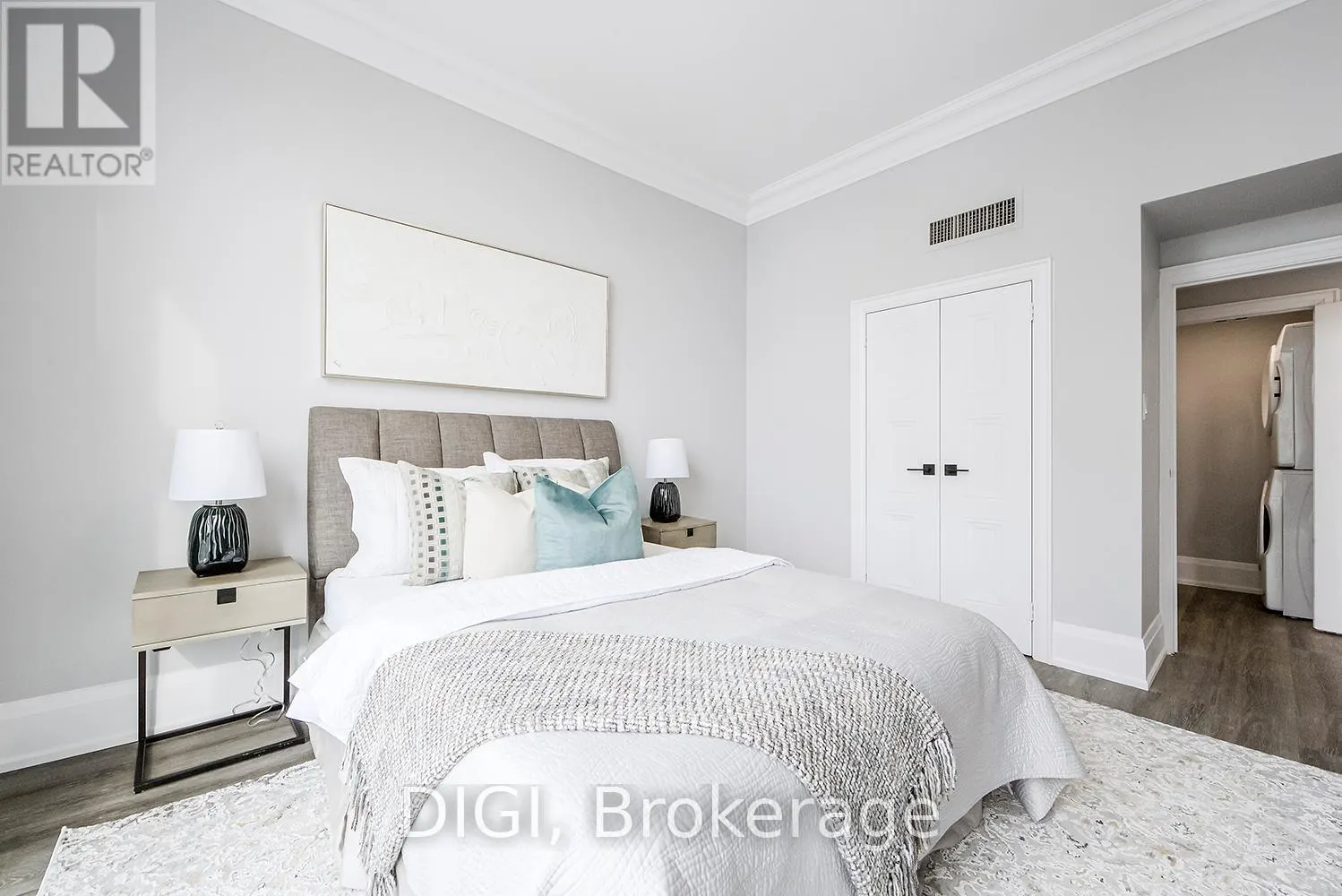 PH24 - 400 WALMER ROAD