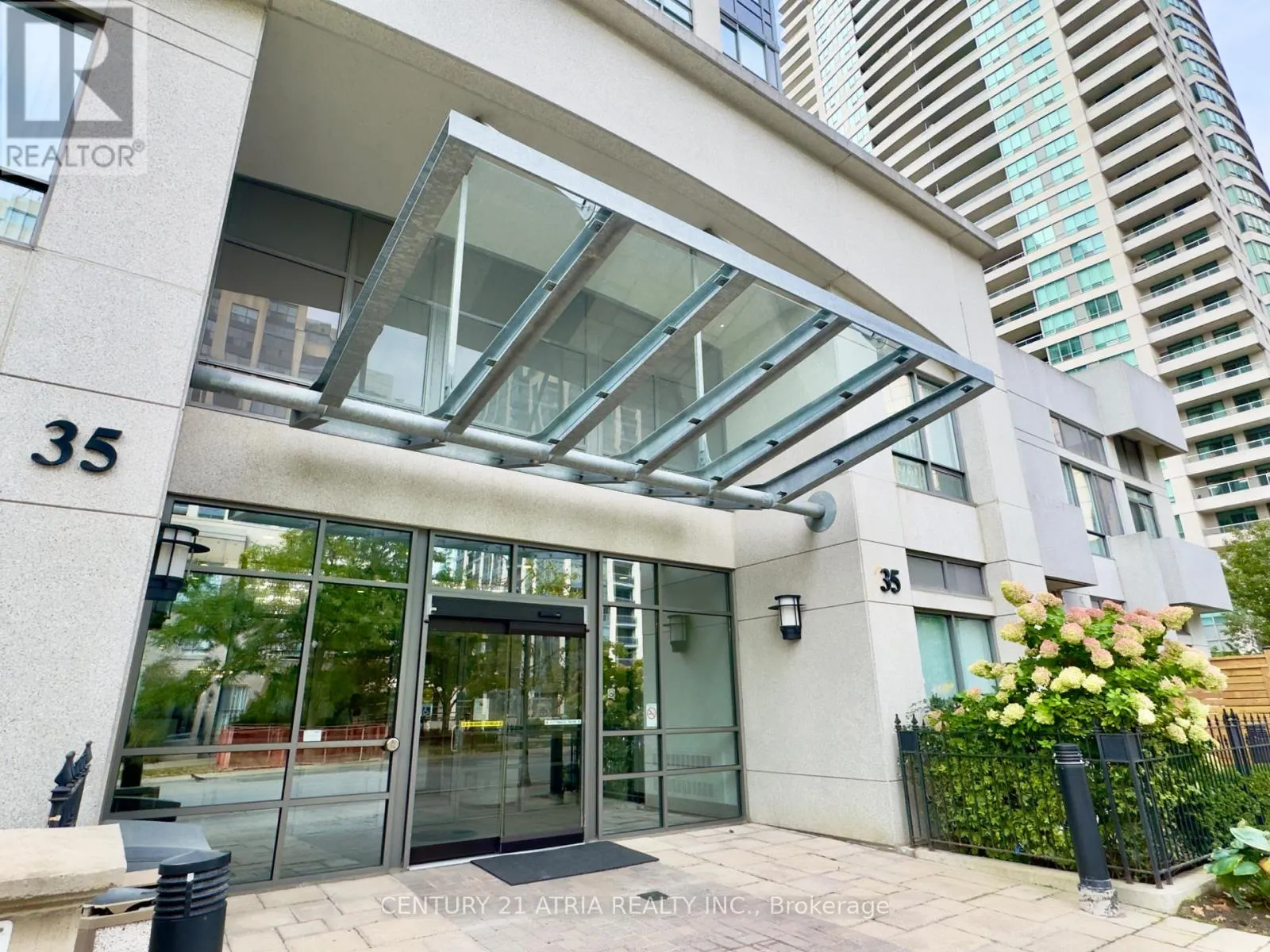 218 - 35 HOLLYWOOD AVENUE