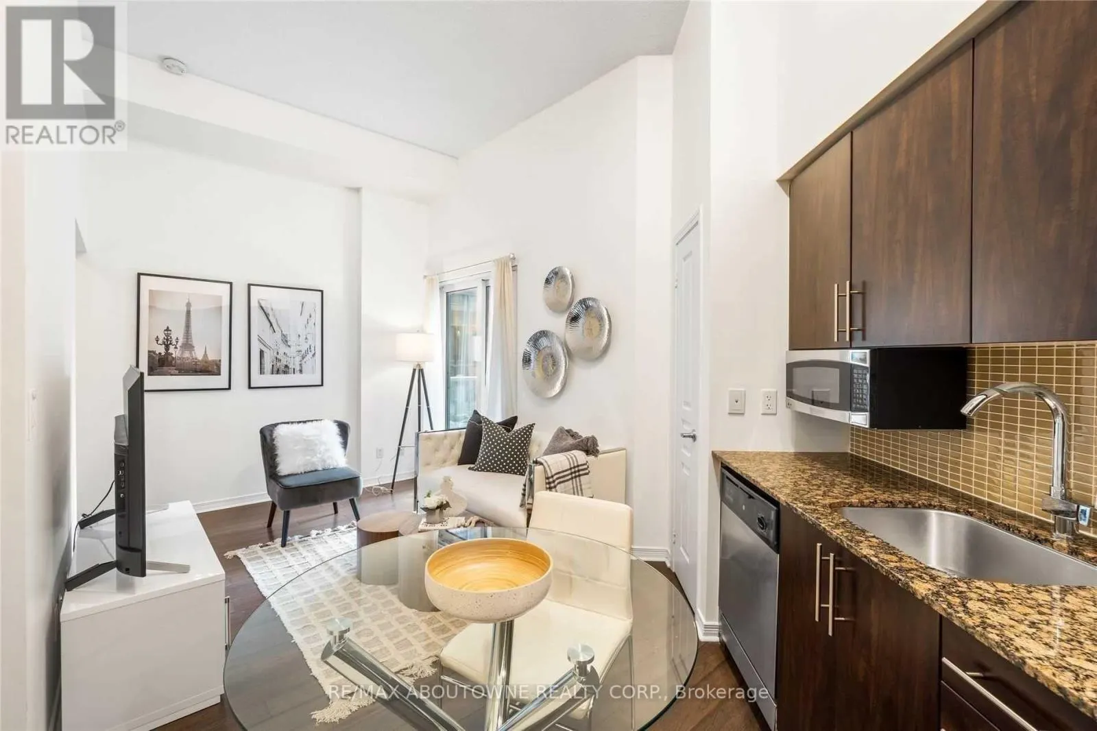 211 - 352 FRONT STREET W