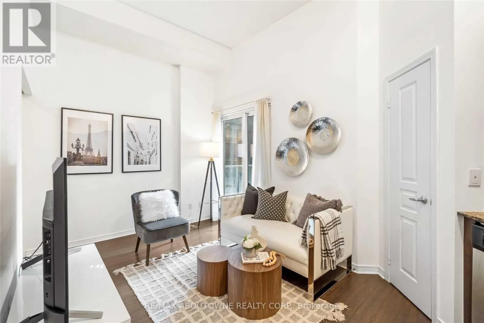 211 - 352 FRONT STREET W