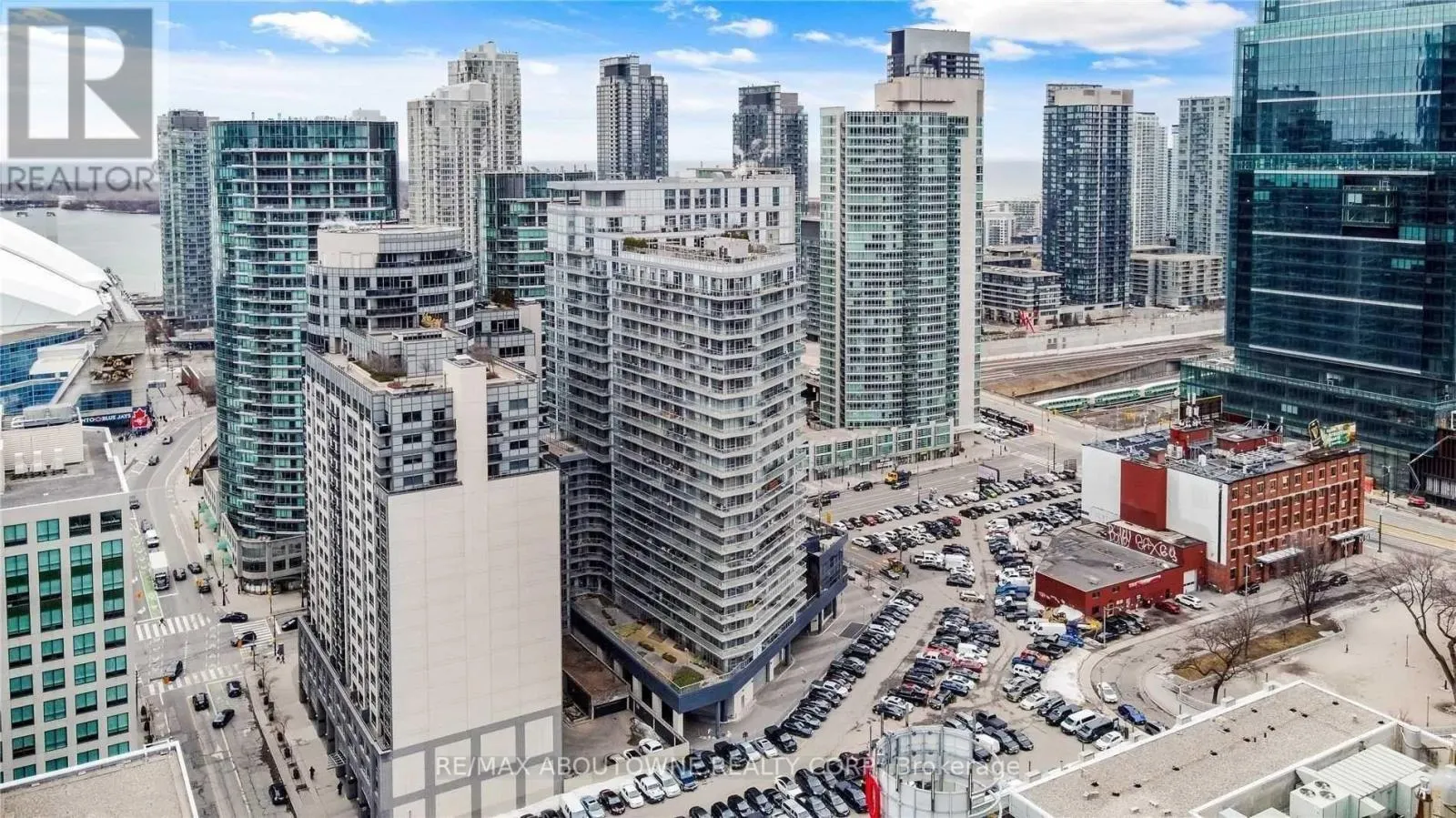 211 - 352 FRONT STREET W