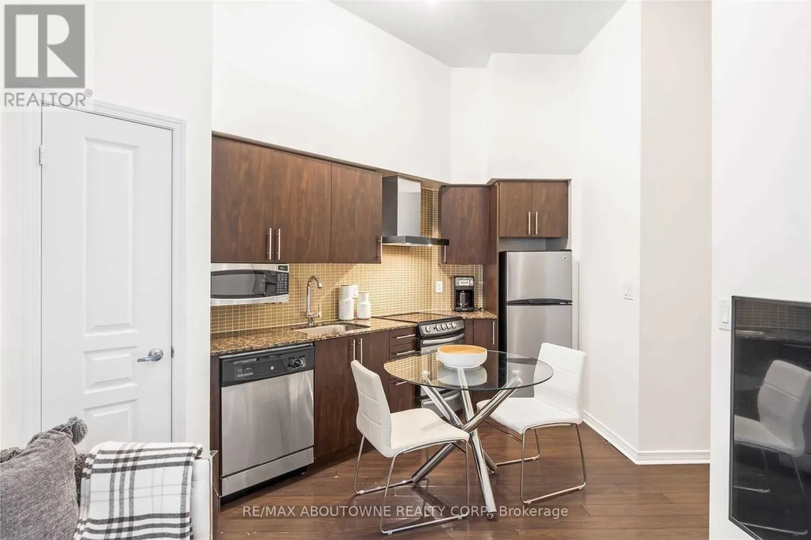 211 - 352 FRONT STREET W