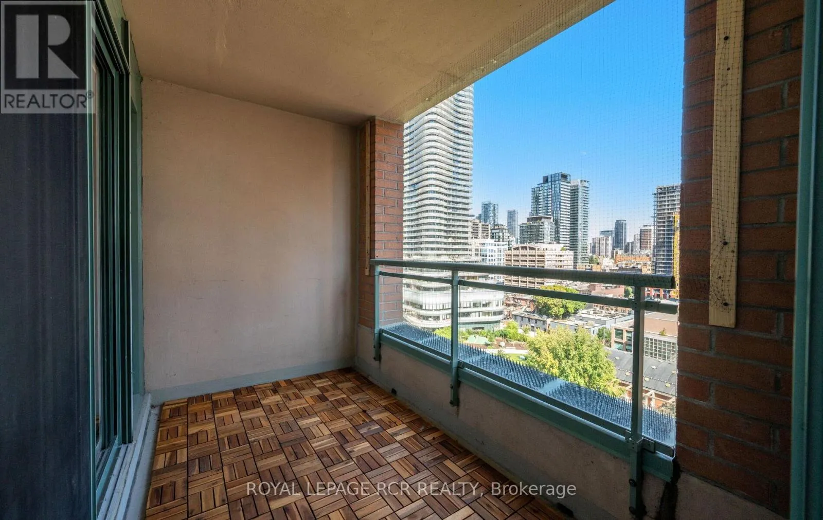 1412 - 887 BAY STREET
