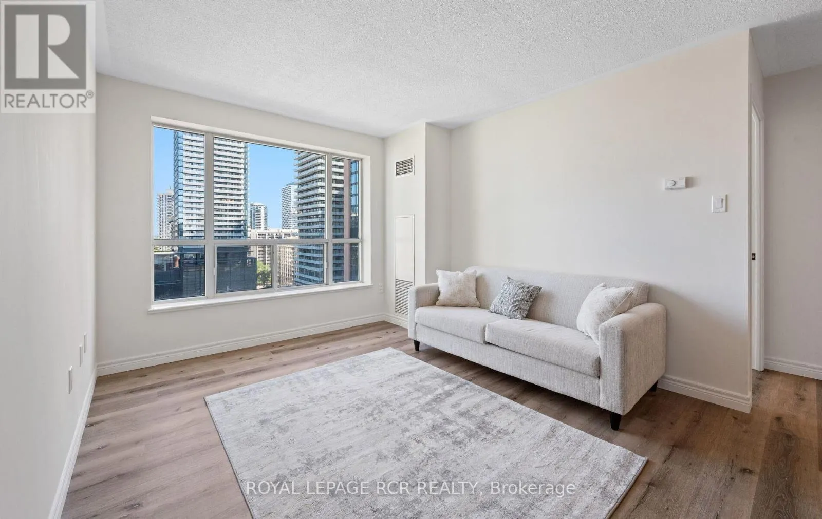 1412 - 887 BAY STREET