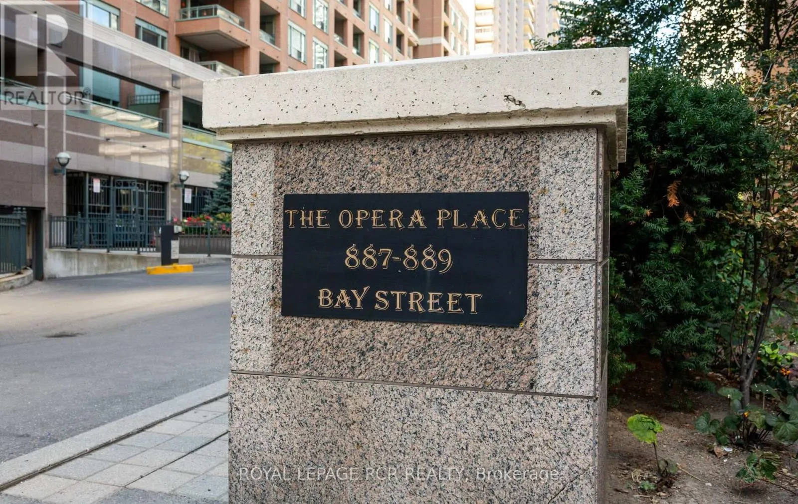 1412 - 887 BAY STREET