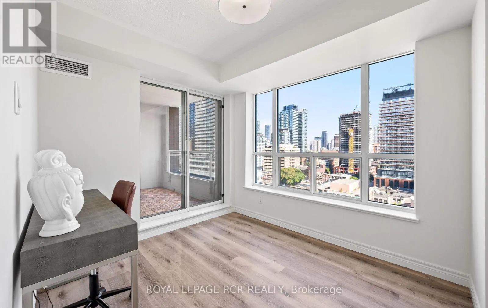 1412 - 887 BAY STREET