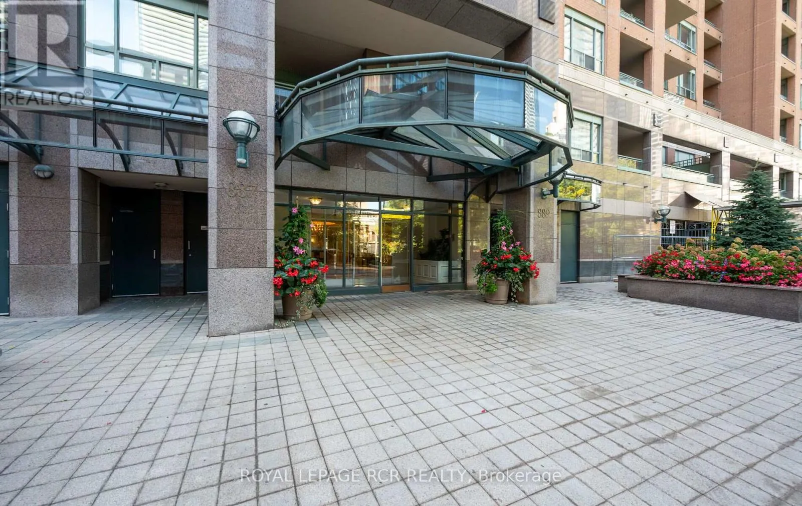 1412 - 887 BAY STREET