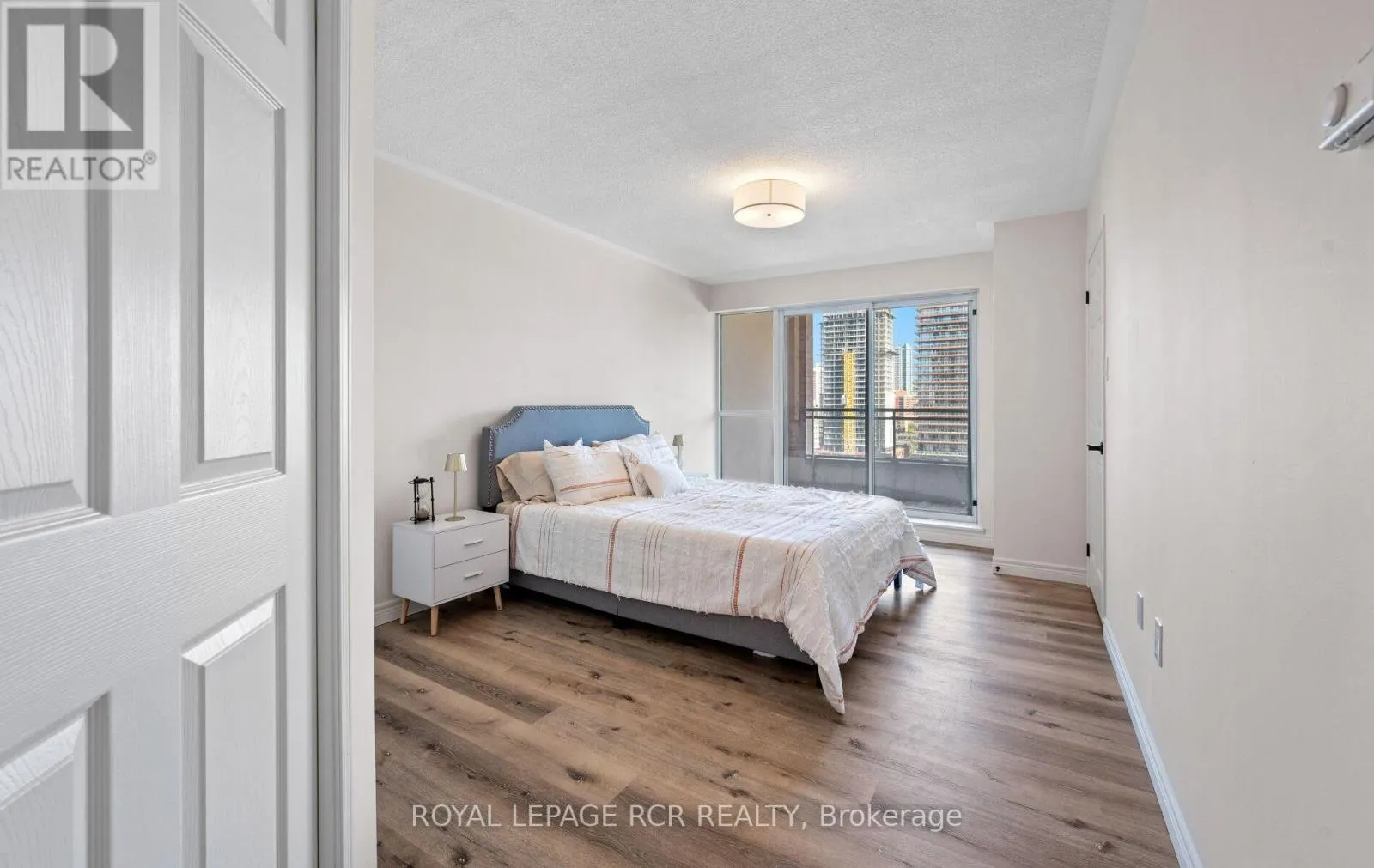 1412 - 887 BAY STREET
