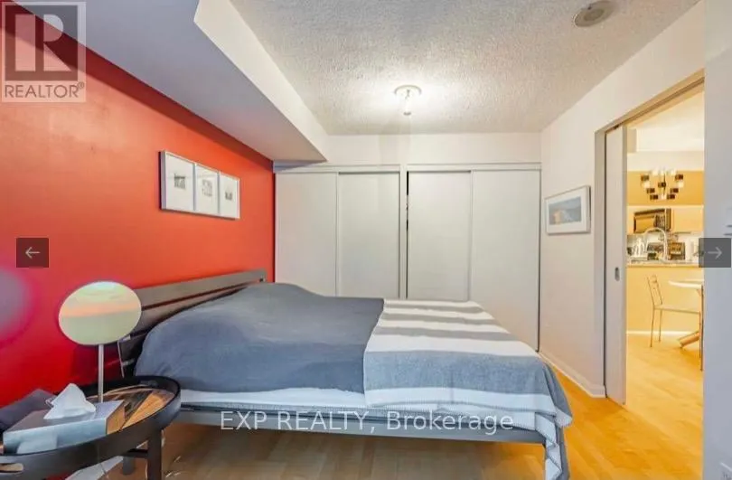 705 - 228 QUEENS QUAY W