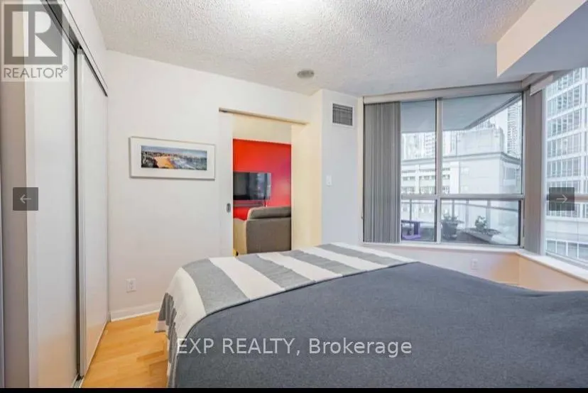705 - 228 QUEENS QUAY W