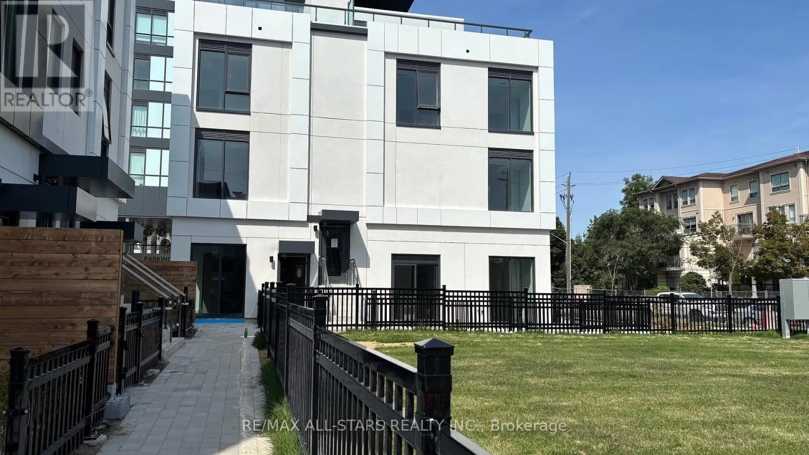 TH 5 - 16 GREENBRIAR ROAD